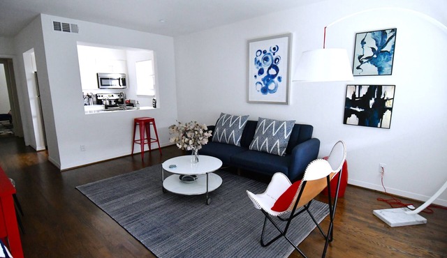 Entire Bldg 4 Individual apts (1 BR/1BA x4) Parking| Oaklawn/HP/Uptown| sleep 12