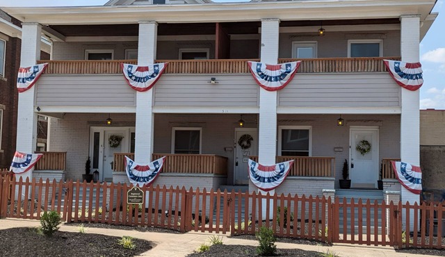 Entire Bldg w/6 Bedrooms across 4 Separate Apts - Group/Corporate Stay Downtown