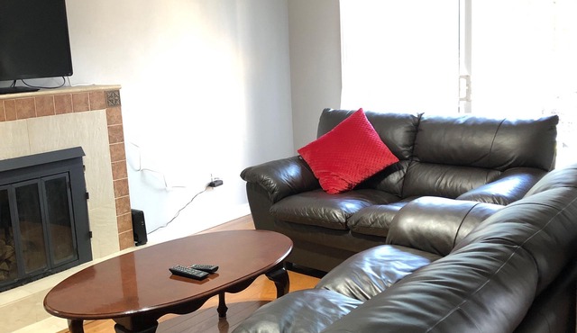 Entire Bright Cozy 4BR House in Richmond Hill,walk to Parks & Shopping Mall