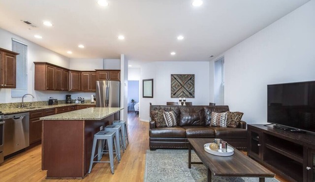 ENTIRE BUILDING-Walk to Lincoln Park or The Beach!