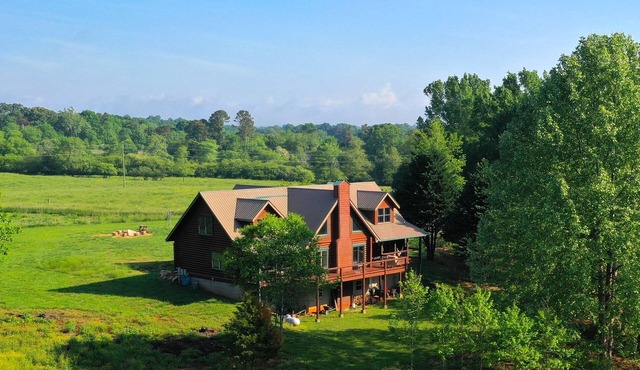 Entire Cabin - 3600 sqft, 3 Master Bedrooms 6 acres, end of road w/easy access