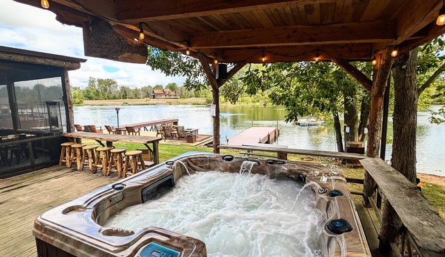 Entire Cabin Complex, Hot Tub, Movie Theater, 3 Private Docks