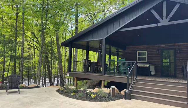 Entire cabin in Silver Cliff, Wisconsin on the Peshtigo River