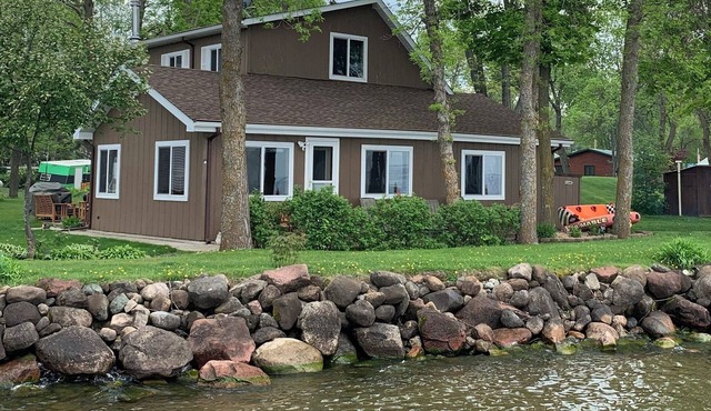 Entire Cabin on MilleLacs Lake, stunning sunsets, dogs welcome
