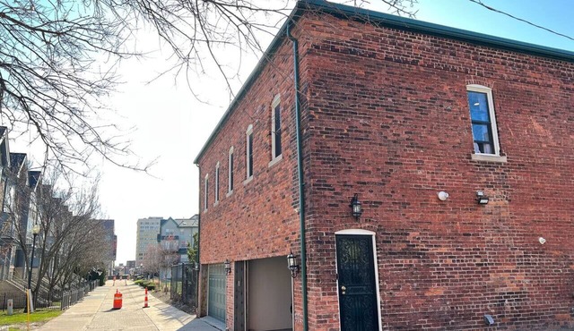 Entire Carriage House w/garage downtown