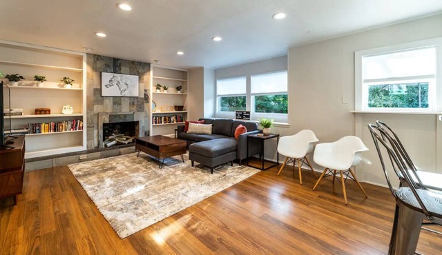 Entire Central ATX Home - Sleeps 10 - W/D - NEW