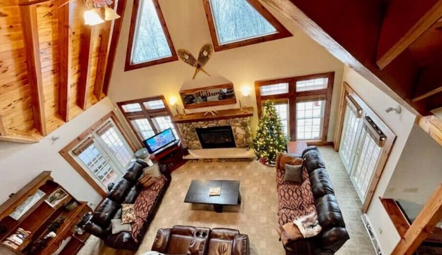 Entire Chalet! Hot Tub! Vaulted Timber Ceiling! ACn