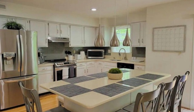 Entire cheerful 4 br townhouse by the lake