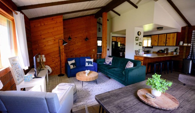 Entire Cloverdale Cabins.Hottub.Sleeps 13-16