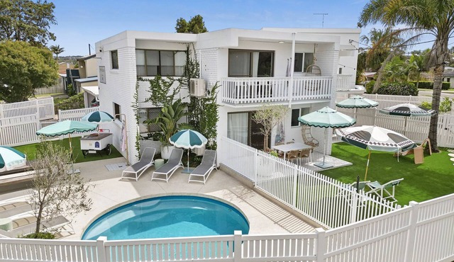 Entire complex 4 self contained Villas. Outdoor entertaining space with pool.