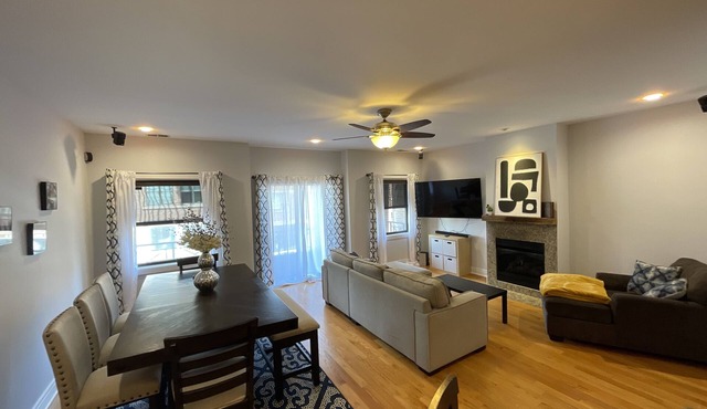 Entire Condo and Parking at the heart of Wicker Park