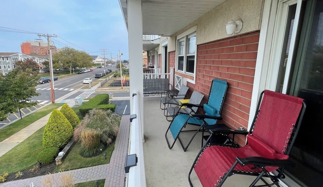 Entire condo w/private balcony & parking, 3 blocks from the beach!