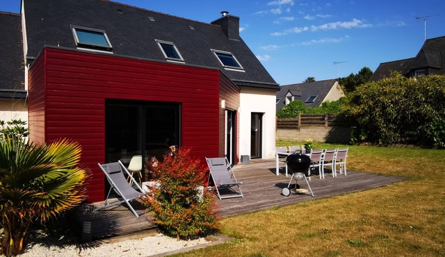 Entire contemporary house 10 minutes' walk from the beach in a quiet location