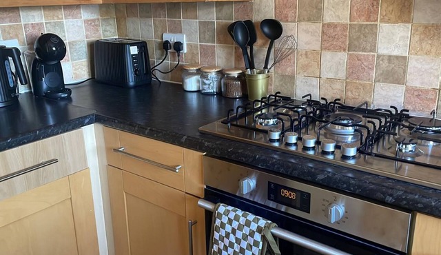 Entire Cosy 3-bedroom house in Gravesend with WiFi and free private parking.