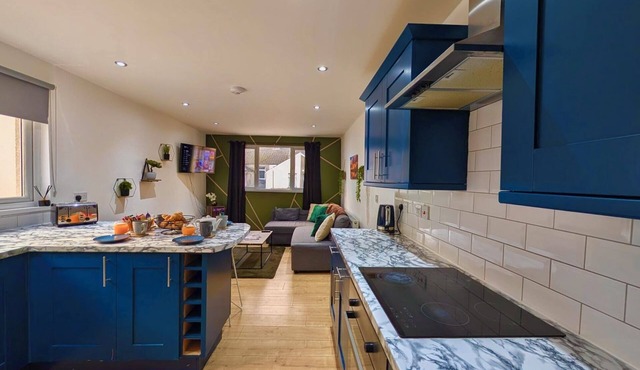 Entire cosy and modern City Centre apartment with free parking