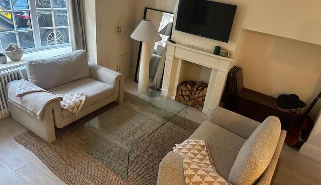 Entire Cosy Seaside Cottage - Minutes from the beach, shops and restaurants!