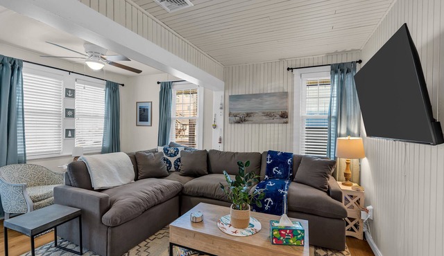 Entire Cottage. 2.5 blocks 2 beach. BBQ Grill. 4 beach badges.