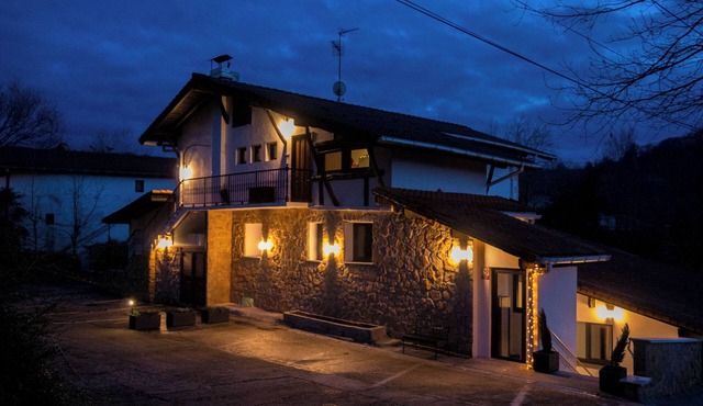 Entire coutry house for 16-24 in the basque coast - 15 min to San Sebastián