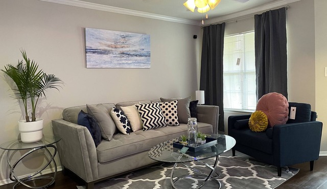 ENTIRE Cozy 1BR/1BA King Ste Condo + Free Parking + Controlled Access + Sleeps 4