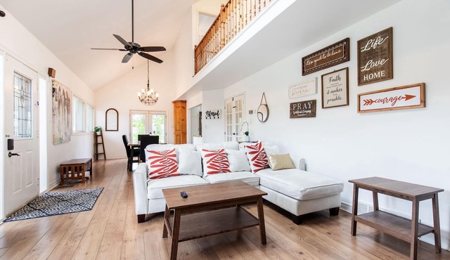 Entire cozy 4 bedrooms house. Short driving distance to Guelph/Acton/Erin/Elora.