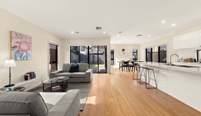 Entire Cozy 4BR House with 2 Ensuites Keysborough