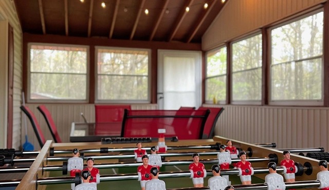 Entire Cozy Pocono Chalet with fireplace, Firepit BBQ and games