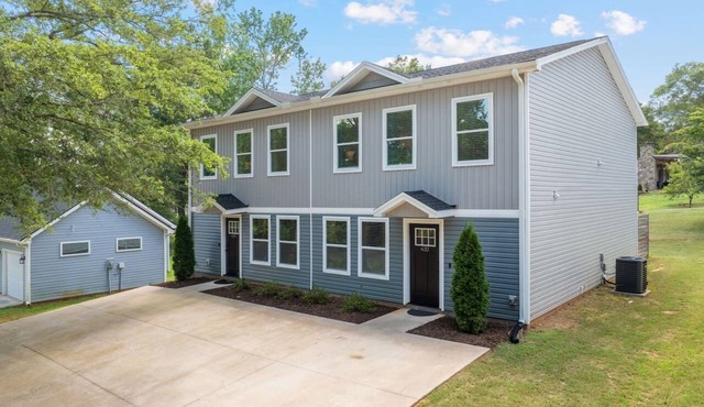 Entire Duplex 6 King Beds Private Patios Great for Groups 10 min to GVL