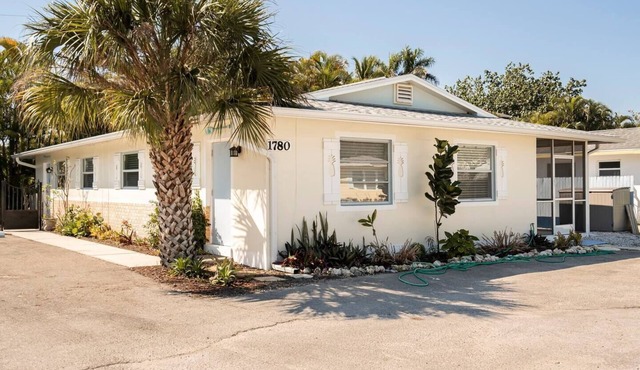 Entire Duplex: Prime Location & 4 Beach Cruisers