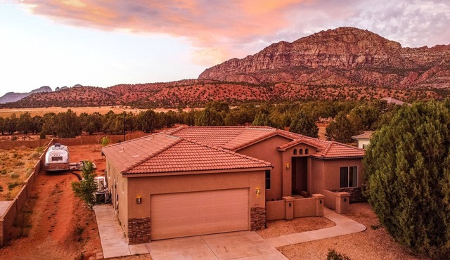 Entire Duplex - Sleeps 10 - Mountain View & Sport Court - Close to Zion NP
