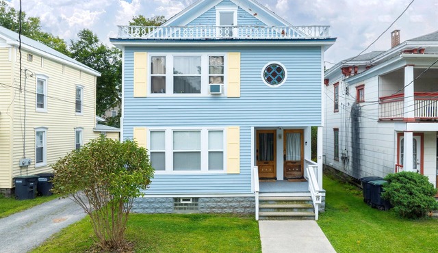 Entire duplex - Two Families - Baseball Complex - 5 minute walk to Downtown
