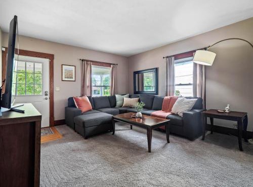 Entire Duplex w Historic District and Sleeps 12