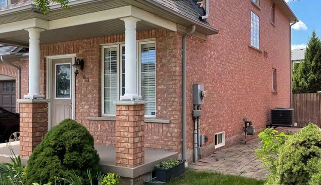 Entire End Townhouse Nearly Lake and Shopping Center with Large Deck and BBQ
