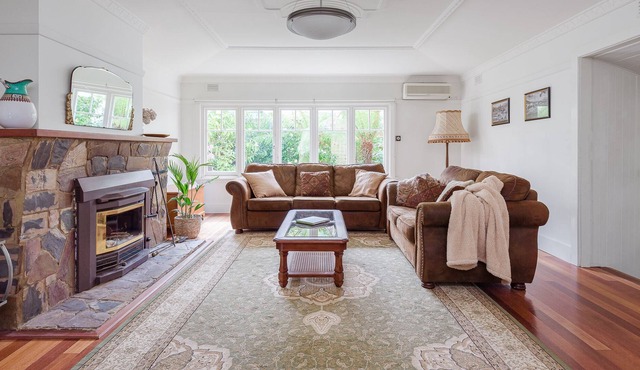 Entire executive villa in Upper Ferntree Gully sleeps 10