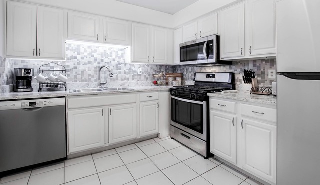 Entire family friendly condo close to Naval Base, Vernon Hills, & Libertyville.