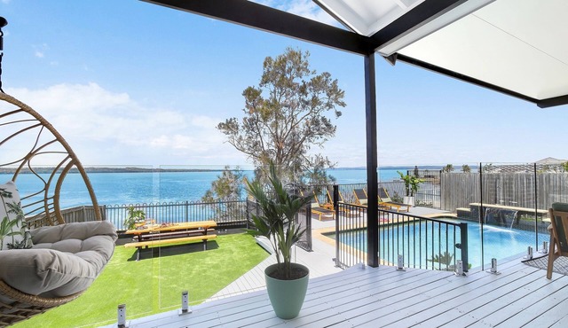 ENTIRE FAMILY HOME on the lake! 15 Guests Book 2 nights, get the 3rd night free*