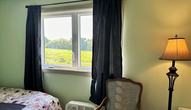 Entire Farmhouse - 1.5 Hrs from Toronto