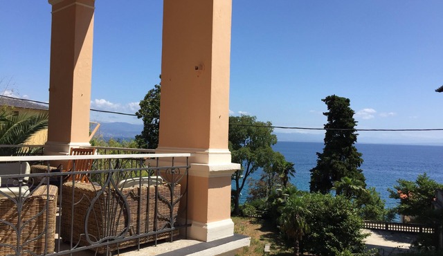 Entire floor (120 sqm) in an old Villa