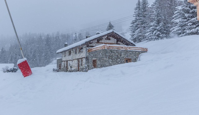 Entire chalet renovated on the slopes 5 min walk Arc 1600 8ch 6sdb 24pers