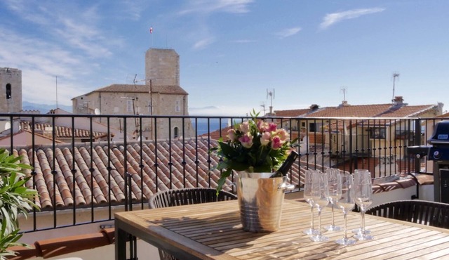 Entire fully renovated town house sea-view rooftop terrace, AC for 6