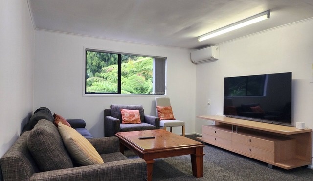 Entire Ground-floor: Spacious 145m2