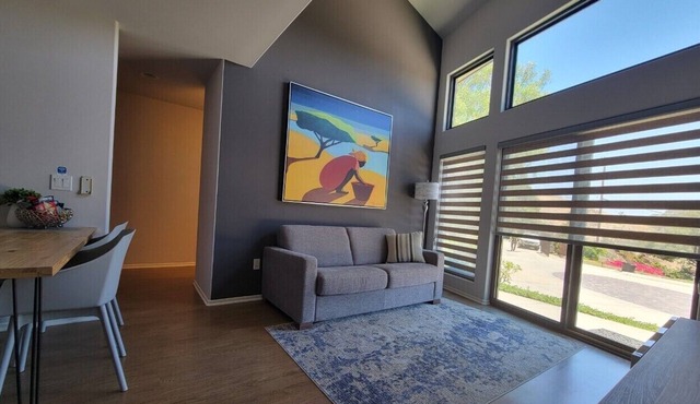 Entire guest house close to hiking. canyon view