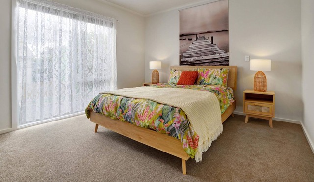 Entire Guest House With Private Entrance Onsite Parking, Queen bed and Ensuite