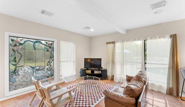 Entire Guest House with Pool, Jacuzzi and Lake Access