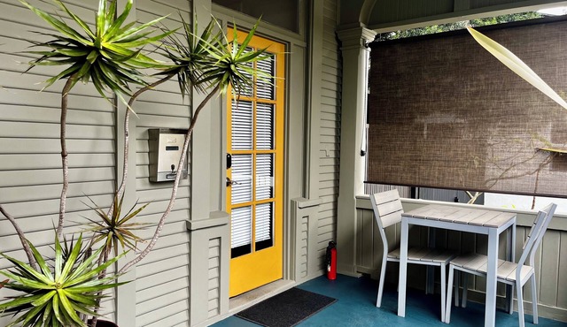 ENTIRE GUEST SUITE- prvt entrance, Super Clean and Great location.Walk to beach!