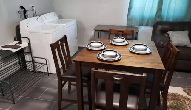 Entire Guesthome With own Bath/kitchen/2 Bdrm