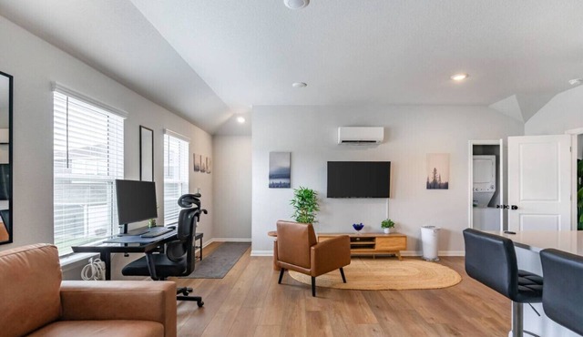 Entire Guesthouse Close to Airport, COTA, Tesla, private parking spot