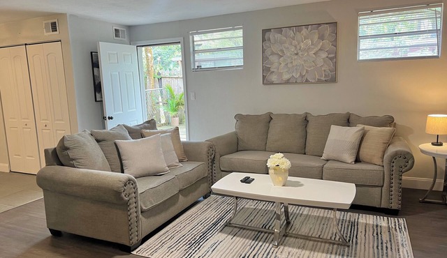 Entire Guesthouse very cozy 1bed ,1bath only 2.1 miles to Campus private Parking