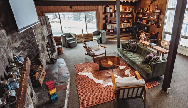 Entire Hideaway Inn Buyout, 26 Rooms, Pool, Hot Tub, Sauna, Steps from Mt. Snow