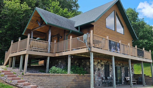 Entire high-quality lodge well equipped and tranquil - See ALBINO deer!