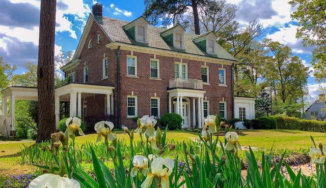 Entire Historic Home with 3620Sqft Perfect for Families
